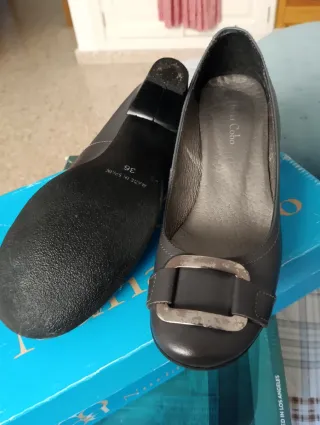 Zapatos grises cómodos con hebilla plateada