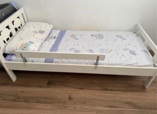 Cama infantil blanca con barrera