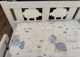 Cama infantil blanca con barrera