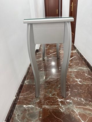 Recibidor gris plata con espejo