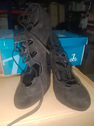 Zapatos negros con cordones