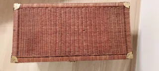 Baúl mimbre con herrajes dorados