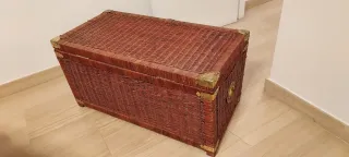 Baúl mimbre con herrajes dorados