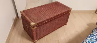 Baúl mimbre con herrajes dorados