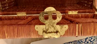 Baúl mimbre con herrajes dorados