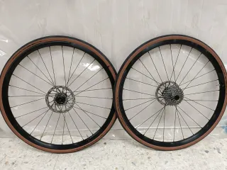 Ruedas Syncros de aluminio.