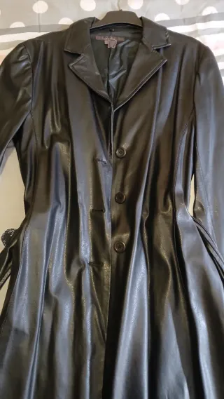 Abrigo gabardina de piel sintético. Color negro