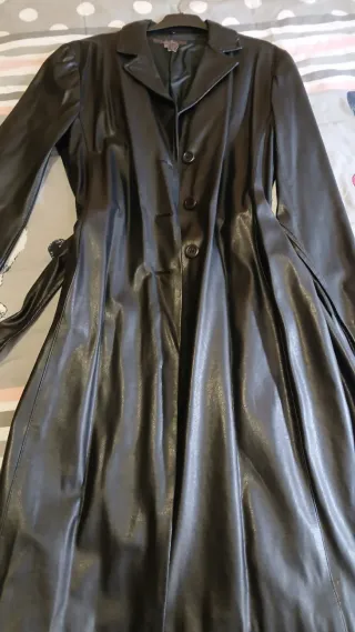 Abrigo gabardina de piel sintético. Color negro