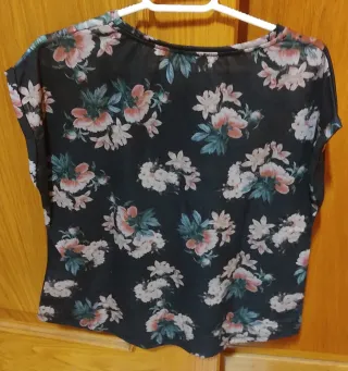 Camiseta Pull&Bear floral negra talla L