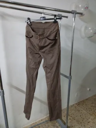 Pantalón café talla S con detalles