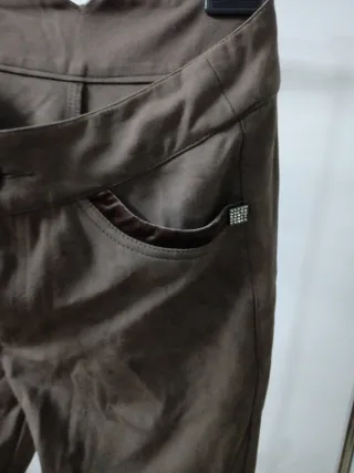 Pantalón café talla S con detalles