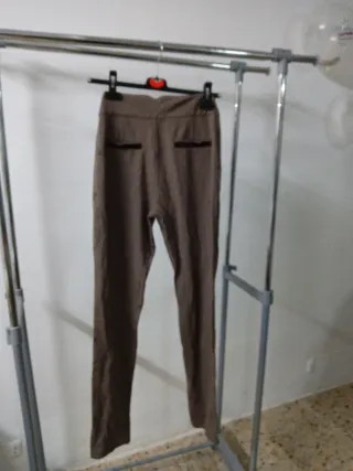 Pantalón café talla S con detalles
