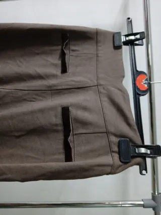 Pantalón café talla S con detalles