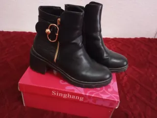 Botines negros con hebilla dorada