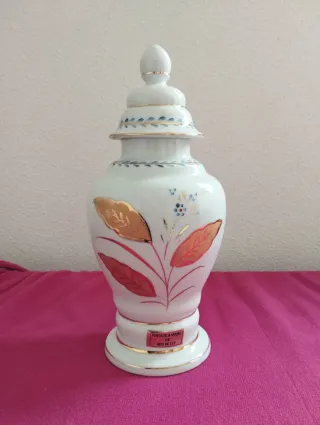 Jarrón clásico de porcelana blanca