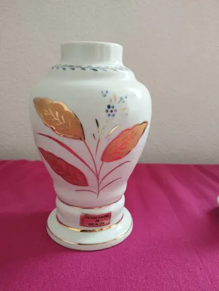 Jarrón clásico de porcelana blanca