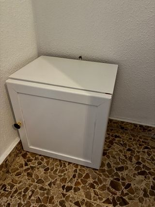 Mueble de salón blanco y madera