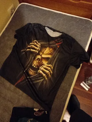 Camiseta diseño calavera y manos