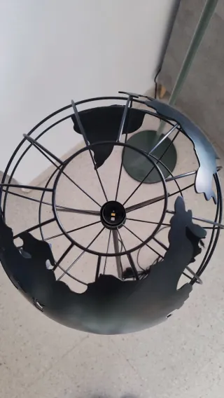 Lámpara de pie diseño globo terráqueo