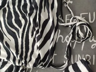 Camiseta Shein cebra manga larga