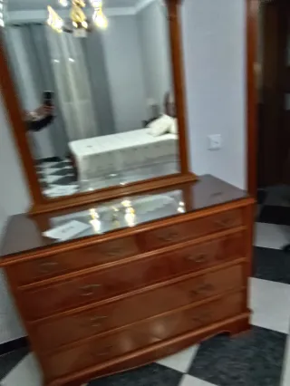 Peinadora de madera con espejo