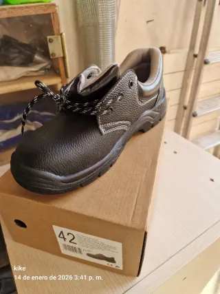 Zapato de seguridad negro talla 42.