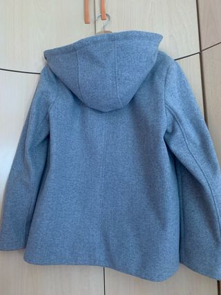 Abrigo gris con capucha efecto pana