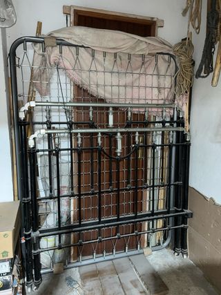 Cama antigua de forja