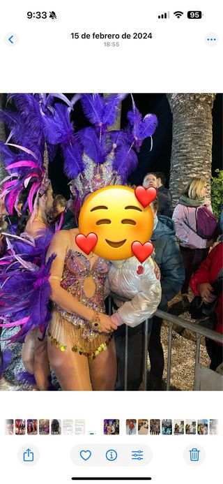 Disfraz lentejuelas y plumas morado y dorado