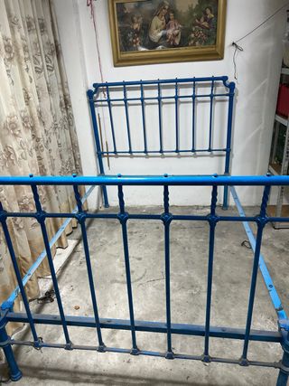 Cama forja antigua azul