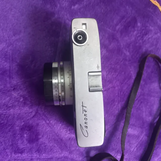 Cámara Canon Plata y Negra