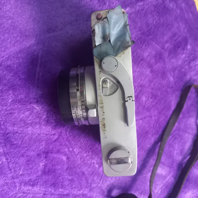 Cámara Canon Plata y Negra