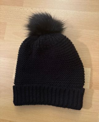 Gorro negro con pompón