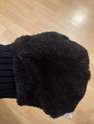 Gorro negro con pompón