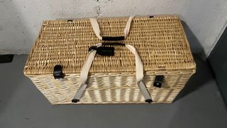 Baúl de mimbre con accesorios