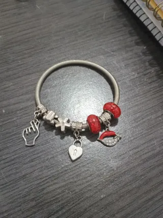 Pulsera con dijes de corazón, labios y mano