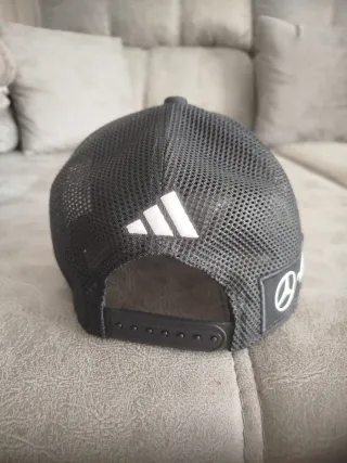 Gorra Mercedes-Benz x Adidas Negra