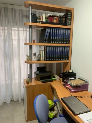 escritorio madera maciza de cerezo y silla.