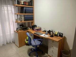 escritorio madera maciza de cerezo y silla.