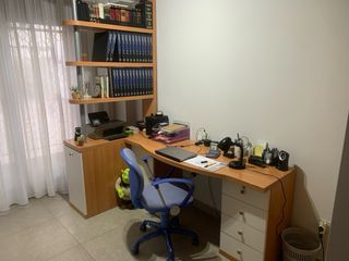 escritorio madera maciza de cerezo y silla.