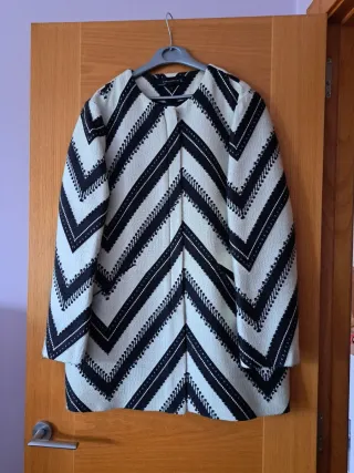 Chaqueta Zara Larga Zigzag Blanco y Negro