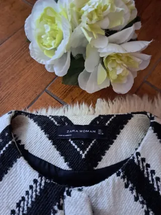 Chaqueta Zara Larga Zigzag Blanco y Negro