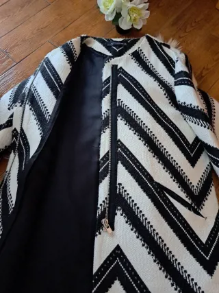 Chaqueta Zara Larga Zigzag Blanco y Negro