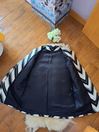 Chaqueta Zara Larga Zigzag Blanco y Negro