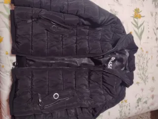 Plumífero negro unisex con capucha