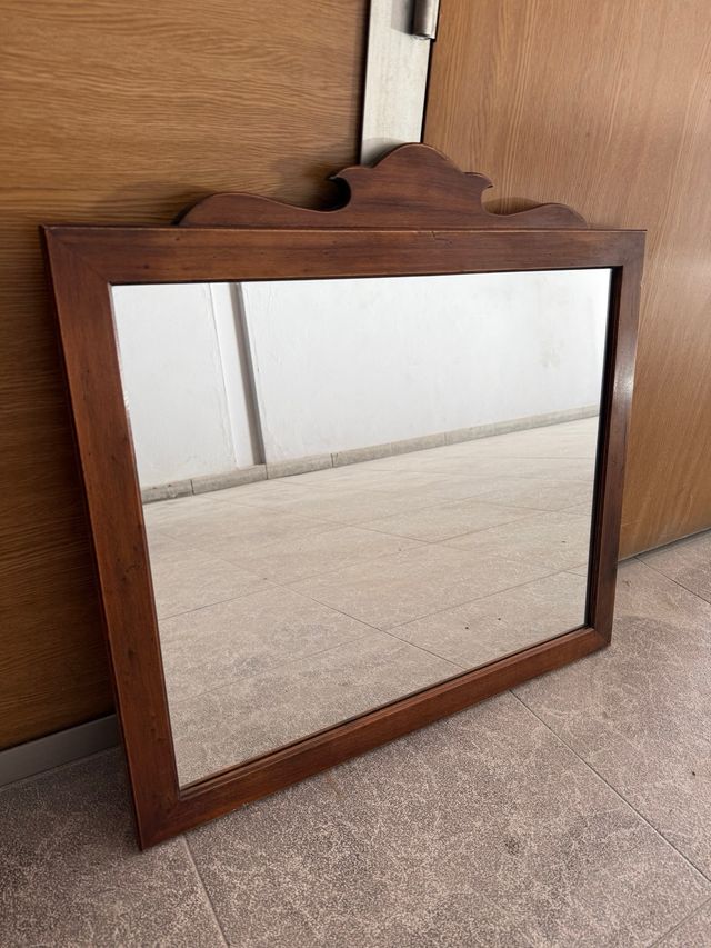 Specchio con cornice in legno
