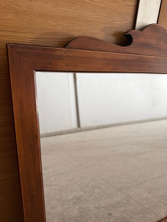 Specchio con cornice in legno