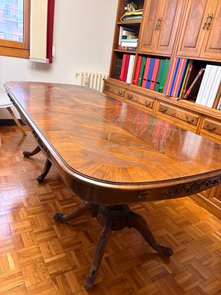 Mesa de comedor antigua de madera