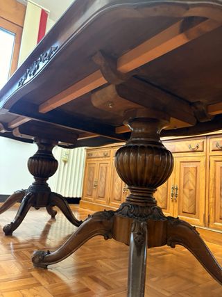 Mesa de comedor antigua de madera