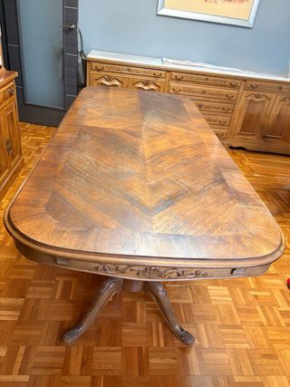 Mesa de comedor antigua de madera